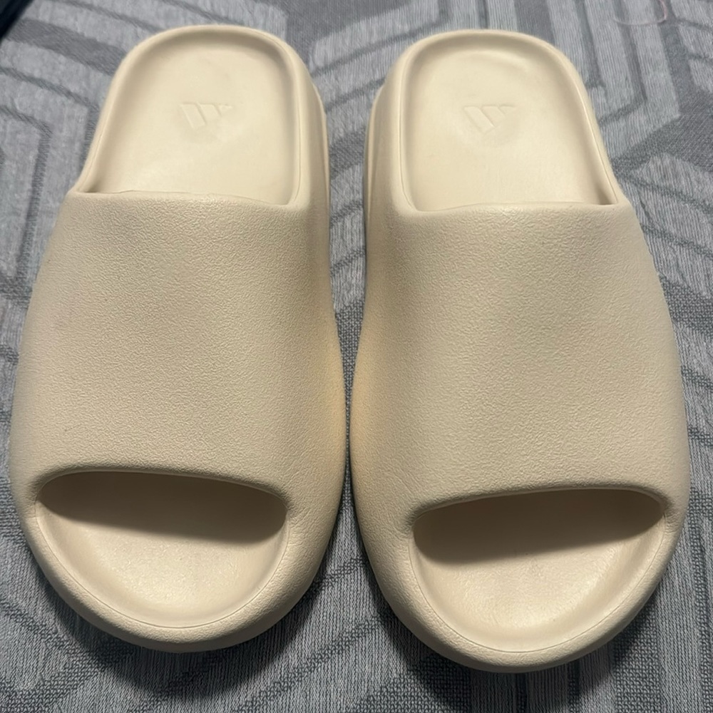 Authentic Yeezy slides (Beige)